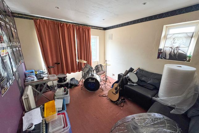 63 Field Lane, Camberley photo 3