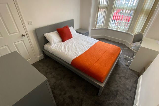 Room to rent in Grange Avenue, Earley, Reading