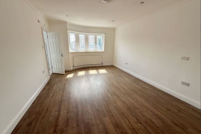 Leyswood Drive, Ilford photo 3
