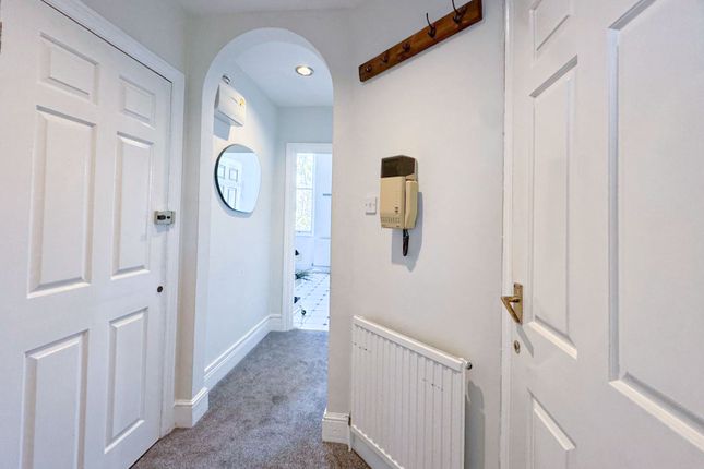 Flat C, 128,, Haverstock Hill, London photo 2