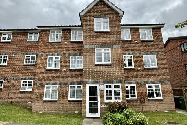 Thumbnail Flat to rent in Abbotsbury Court, Horsham