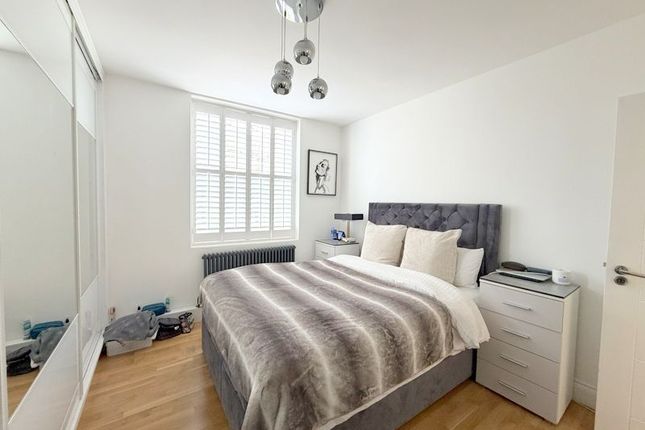 21 Barn Field, London photo 5