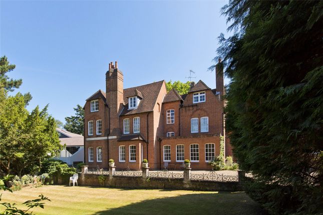 3-bed flat on 3 Benfleet Hall, 23, Green Lane, Surrey, £3,500/mo