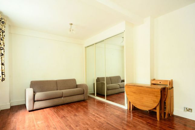 Studio flat on Charterhouse Square, Clerkenwell, £285,000