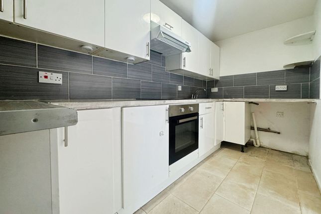 Flat 33, Westminster Court Eleanor Way, Waltham Cross photo 2