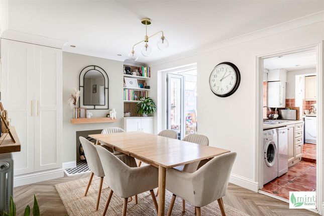 32, Chapel Grove, Addlestone photo 4