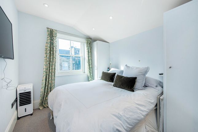 Terraced house to rent in Gilstead Road, Fulham, London