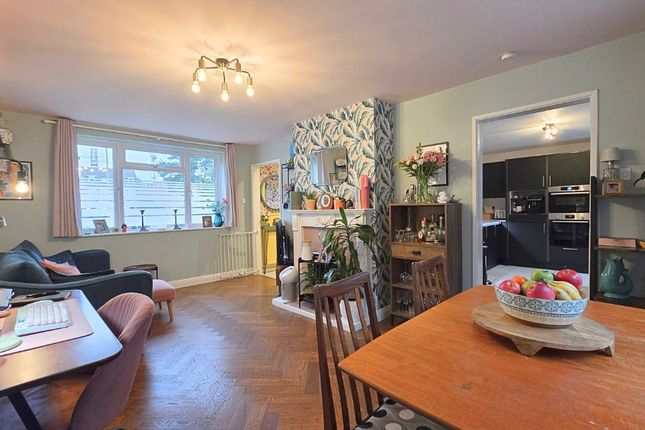 5 Cricket Field Grove, Crowthorne, Berkshire photo 3