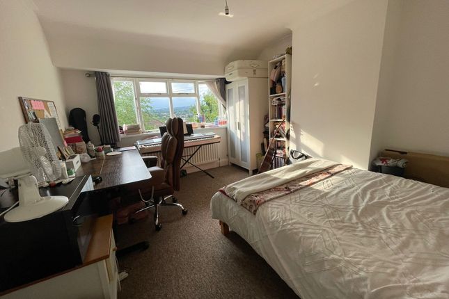 88 Beverley Gardens, WEMBLEY photo 4