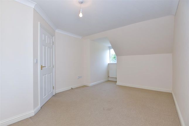 Flat to rent in St. Francis Close, Crowthorne