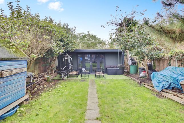 dobbs-weir-road-hoddesdon-en11-4-bedroom-detached-house-for-sale