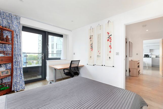 Flat to rent in Osiers Road, Wandsworth Town, London