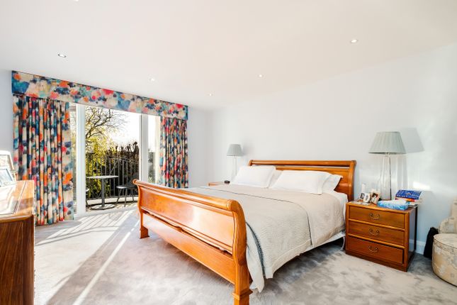 Flat for sale in Ridgeway Gardens, London