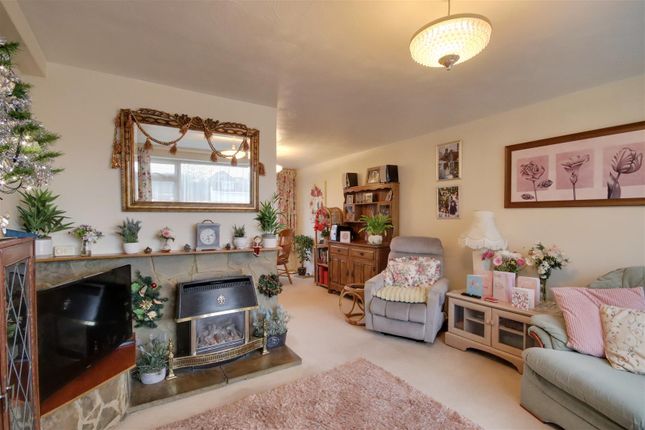 26, Walton Close, Worthing photo 3