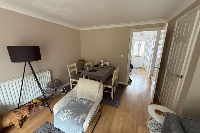 6, Thompson Court, Swindon photo 3