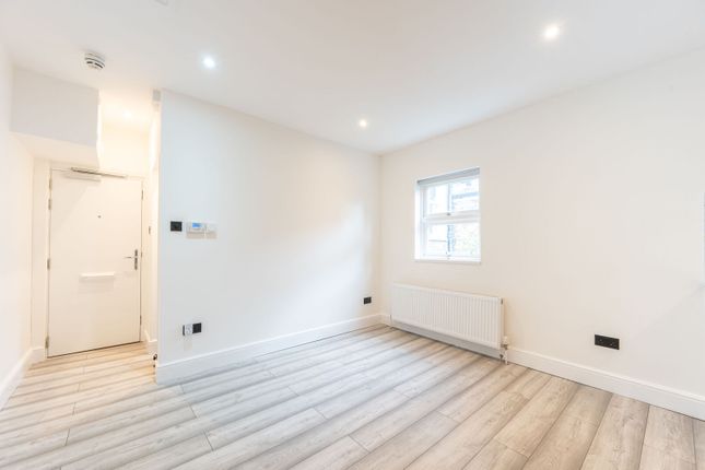 1-bed flat on Harvist Road, NW8, Queen's Park, £2,500/mo