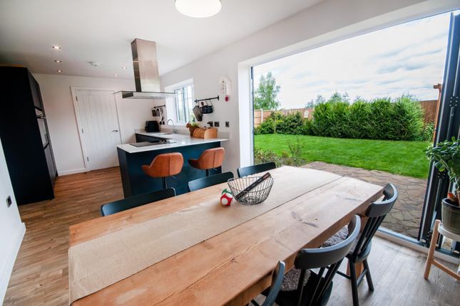 18, Holcombe Grove, Manchester photo 4