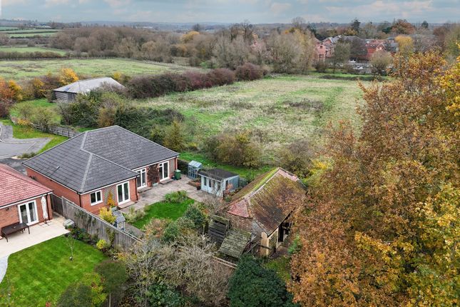 Detached bungalow to rent in Weavers Branch, Thame, Oxfodshire