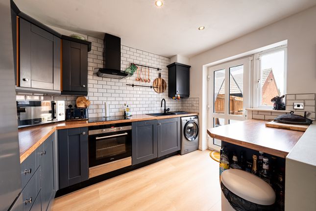 14 Brook Drive, Leicester photo 4