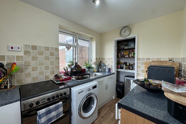 16, Cole Gardens, Hounslow photo 4