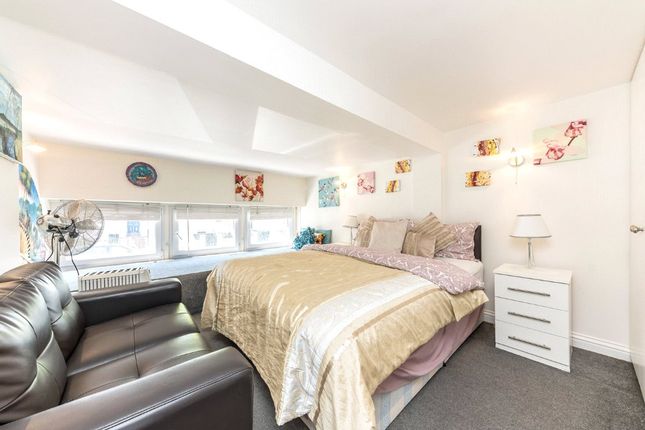 Flat to rent in Portland Road, London