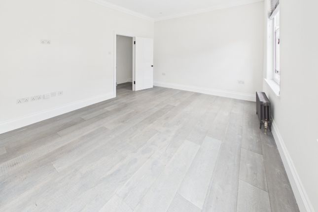 42  Flat 2, Monmouth Street, London photo 4
