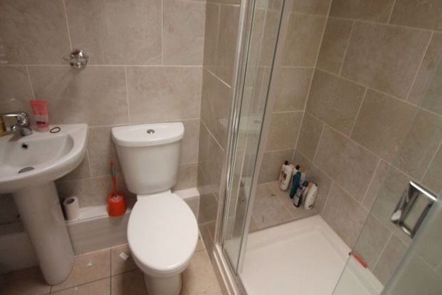 A Neat And Well-Maintained Bathroom Featuring A Mo...