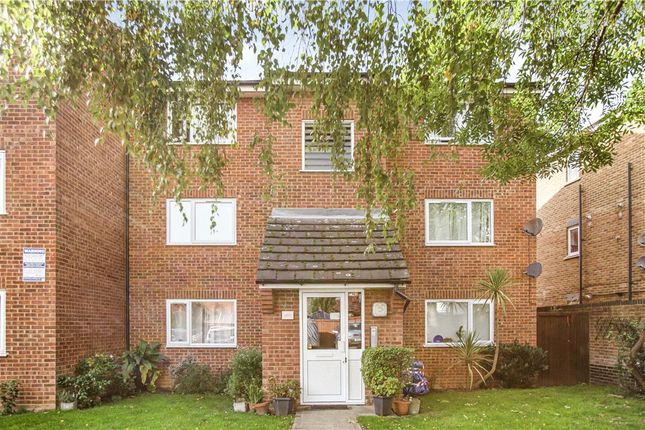 Flat for sale in Park Close, London