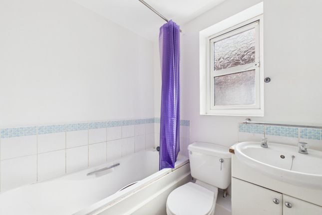 Flat 11, Noble Court,, Mill Street, Slough photo 4