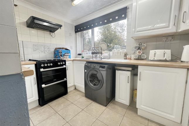 27, Baccara Grove, Bletchley photo 3