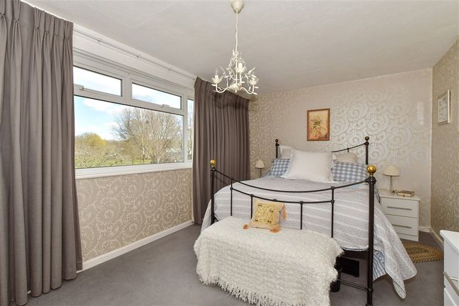 Taylors Crescent, Cranleigh photo 4