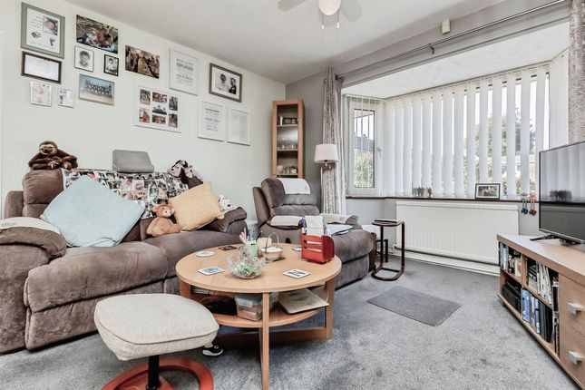 26, Beatty Gardens, Corby photo 3