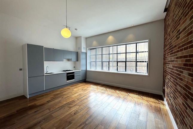 Flat to rent in Lofts Apartments, Grenville Place, Mill Hill