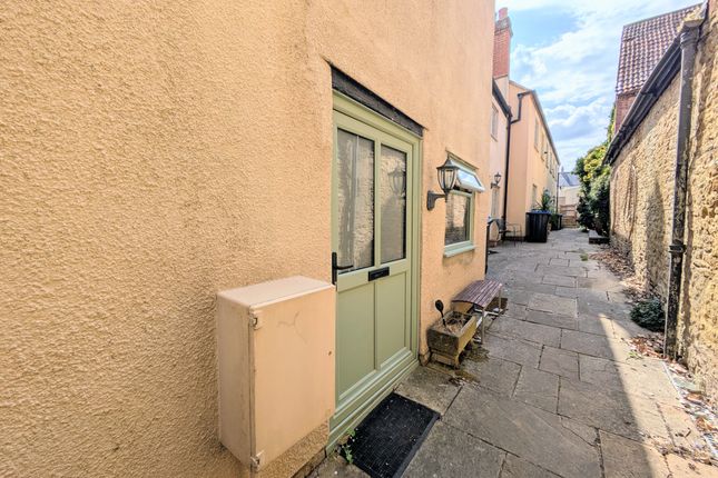 Studio flat on The Old Workshop, 2, The Causeway, CHIPPENHAM, £950/mo