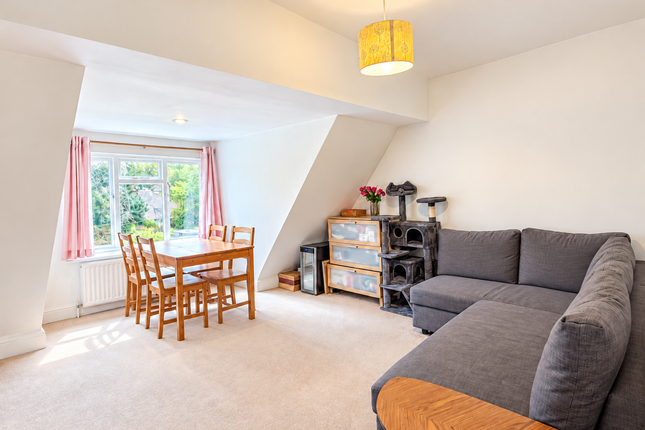 Flat 4, 9, Walpole Gardens, Twickenham photo 2
