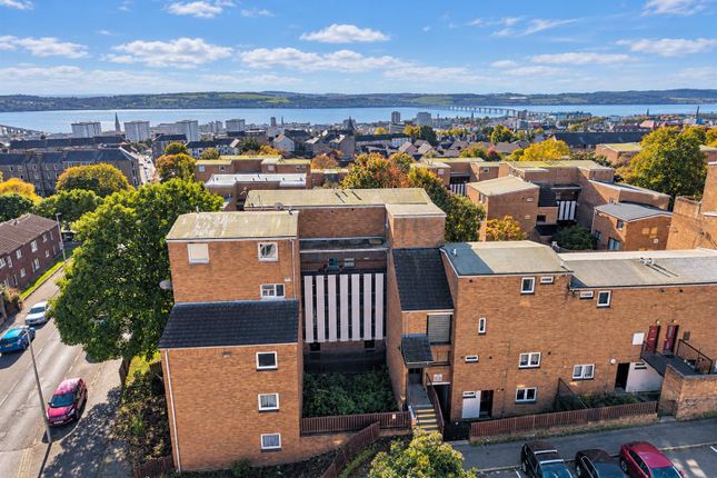 2-bed flat on Kinghorne Court, Dundee, £85,000