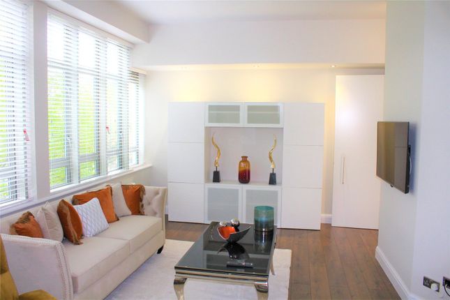 Flat to rent in City Road, Islington, London
