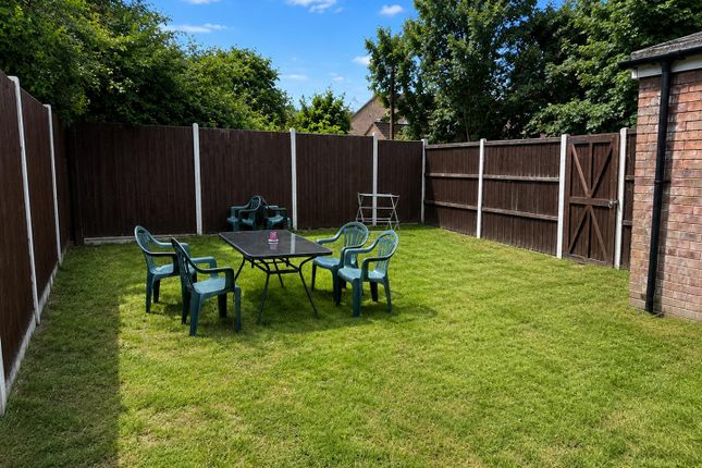 16, Ilex Close, Englefield Green photo 3