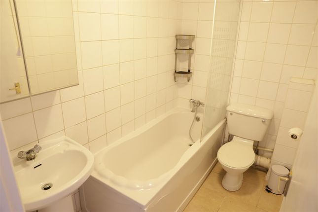Town house for sale in The Crescent, Slough