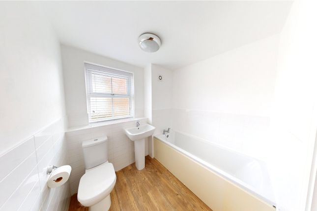 Flat to rent in Augusta Road, Stanford-Le-Hope, Essex