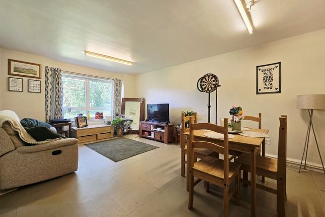 34, Welton Court, Off Welton Grove Hyde Park, Leeds photo 2