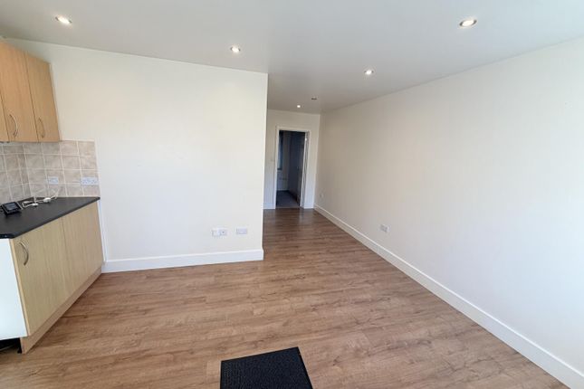 Claud House, Newbury, Gillingham photo 3