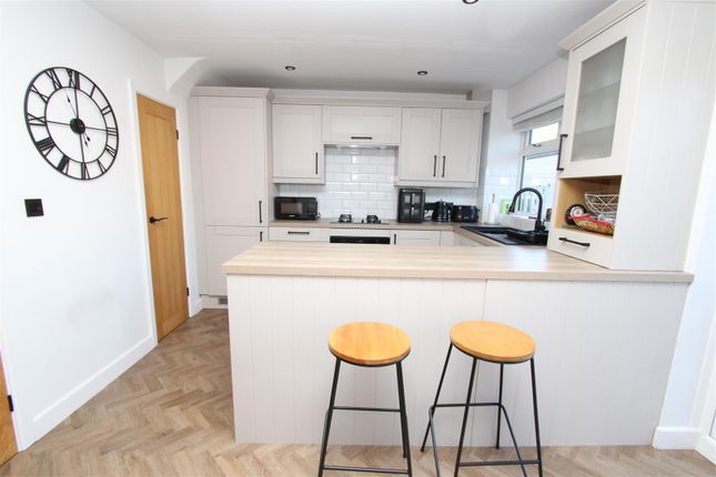 17, Leamington Drive, Bradford photo 5