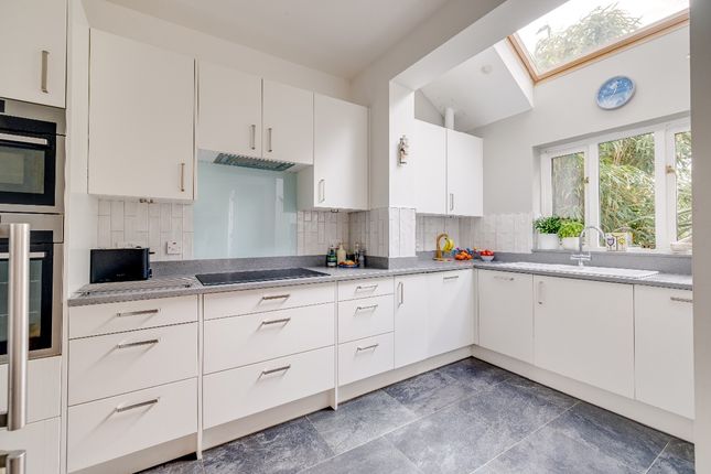 4 Chestnut Avenue, London photo 4