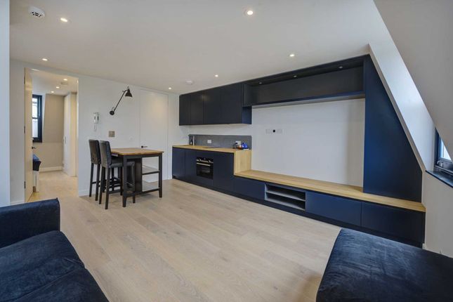 3rd Floor Flat, Blenheim Crescent, London photo 2