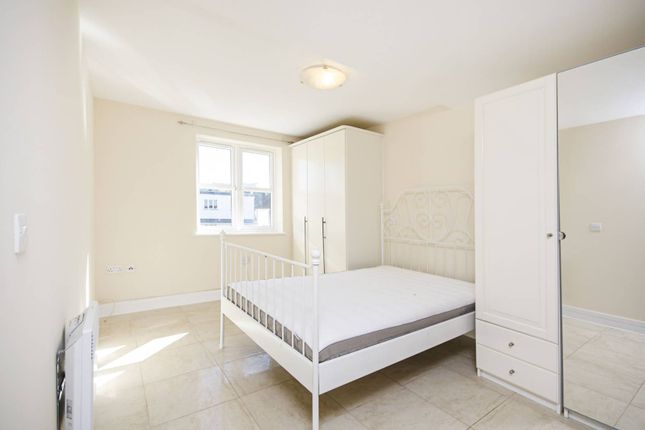 Flat to rent in Greyhound Hill, Hendon, London