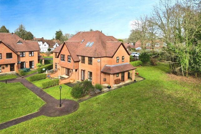 17, Heathlands Court, Berkshire photo 2