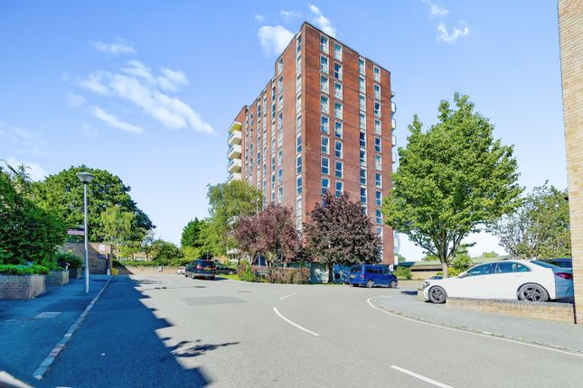 Thumbnail Flat for sale in Turnpike Link, Croydon