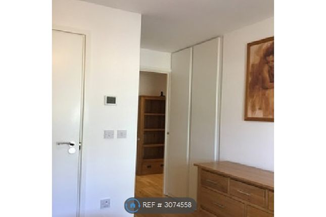 Apartment  Myrtle Court, Baltic Avenue Brentford, London photo 3