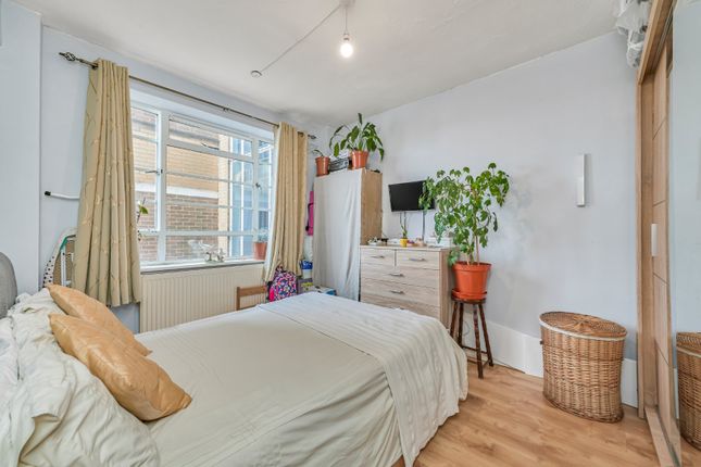 15 Dumbarton Court,, Brixton Hill, London photo 2